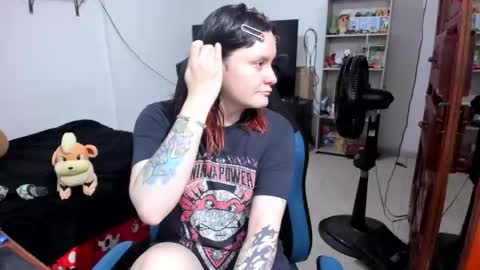 Snapshot of neeko_lol_ chatting on 06/08/26, 01:11 Geek Nicole im Neeko UwU online show from 06/08/26, 01:11