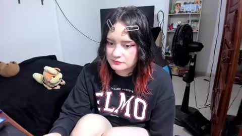 Snapshot of neeko_lol_ chatting on 06/09/26, 02:39 Geek Nicole im Neeko UwU online show from 06/09/26, 02:39