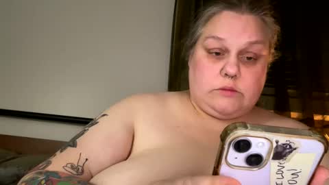 Snapshot of nellatlas chatting on 11/17/25, 02:50 Nellie Atlas online show from 11/17/25, 02:50