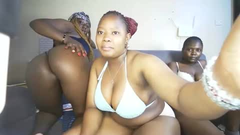 nellyeluxe online show from 04/13/26, 10:37