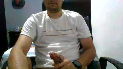 Snapshot of nerdxxx94 chatting on 06/08/26, 04:24 MrBull online show from 06/08/26, 04:24