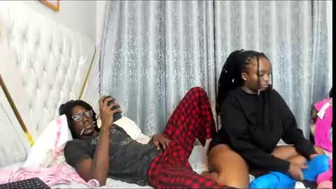 Snapshot of netfux_and_chill chatting on 06/17/26, 07:04 netfux_and_chill online show from 06/17/26, 07:04
