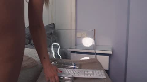 Snapshot of new_dee chatting on 02/01/25, 12:05 new dee online show from 02/01/25, 12:05
