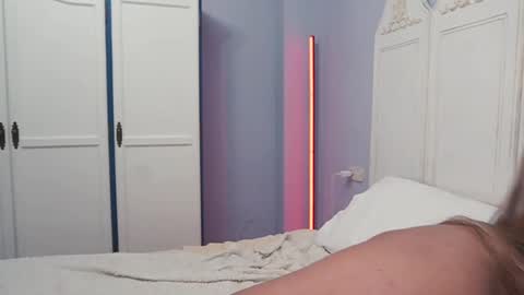 Snapshot of new_dee chatting on 02/15/25, 06:33 new dee online show from 02/15/25, 06:33