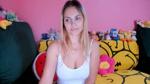 Snapshot of new_sexyiass chatting on 10/15/25, 01:06 silvia online show from 10/15/25, 01:06