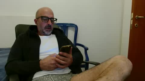 simi online show from 10/19/25, 04:24