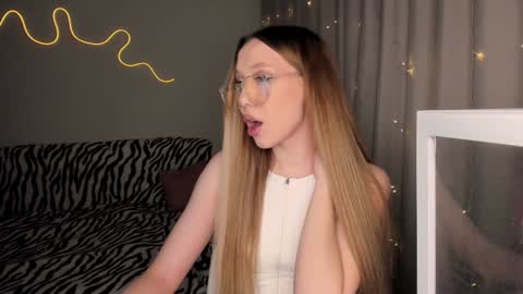 Mina online show from 12/05/24, 12:33