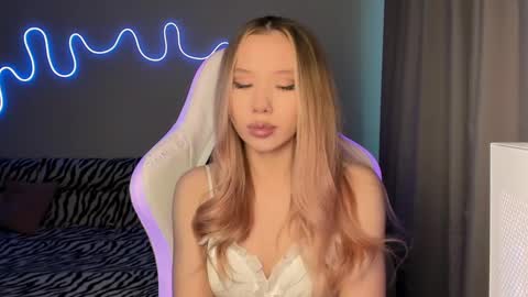 Mina online show from 03/05/25, 01:06