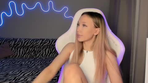 Mina online show from 03/07/25, 03:18