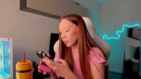 Mina online show from 03/19/26, 08:18