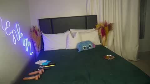 kikiNiaAria online show from 09/25/25, 09:46