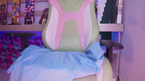 Snapshot of nia_mitsuki chatting on 12/19/24, 11:35 samanta online show from 12/19/24, 11:35