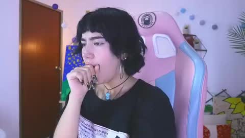 Snapshot of nia_mitsuki chatting on 12/27/24, 08:07 samanta online show from 12/27/24, 08:07