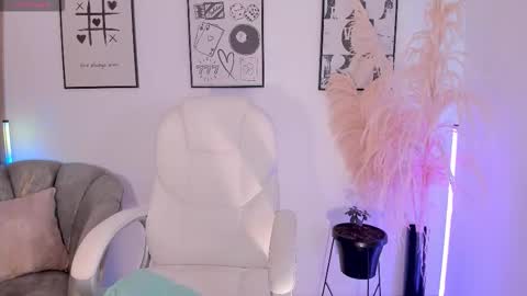 Nia online show from 11/11/25, 01:22