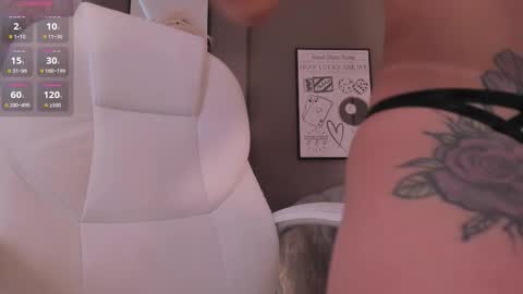 Snapshot of niaevans_x chatting on 01/15/26, 01:05 Nia online show from 01/15/26, 01:05