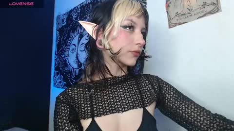 Snapshot of niakat_ chatting on 10/29/25, 05:42  niakat  online show from 10/29/25, 05:42