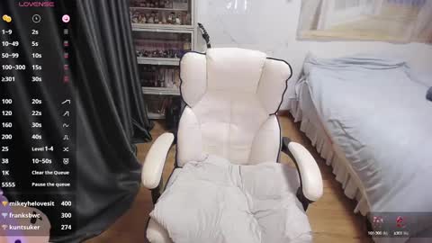 Snapshot of nice_belle chatting on 02/18/25, 01:54 Belle online show from 02/18/25, 01:54