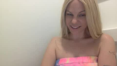 Snapshot of nicecolddrink2 chatting on 02/25/26, 04:55 Amber online show from 02/25/26, 04:55