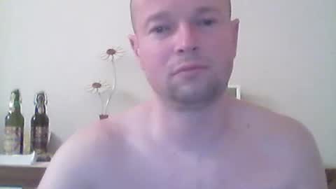 Snapshot of nick1990b chatting on 03/04/25, 08:05 nick1990b online show from 03/04/25, 08:05