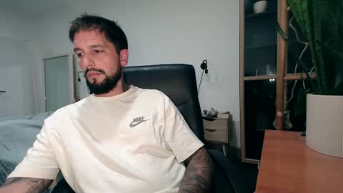 Nick maxx online show from 10/31/25, 09:21