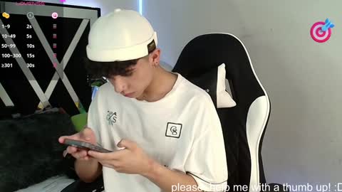 Snapshot of nico_cruz chatting on 12/19/24, 10:32 nico online show from 12/19/24, 10:32