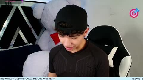 Snapshot of nico_cruz chatting on 02/19/25, 04:44 nico online show from 02/19/25, 04:44