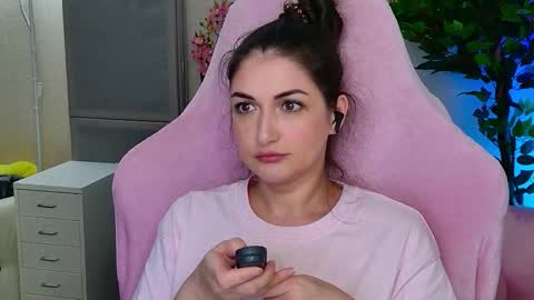 Nicole Online at about after 1000  6  UK time or 900  - 500  UK time it approximate time interval online show from 09/18/25, 11:29