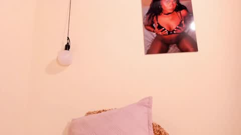 Snapshot of nicol_villa_ chatting on 01/07/25, 11:58 Nicol Villa online show from 01/07/25, 11:58