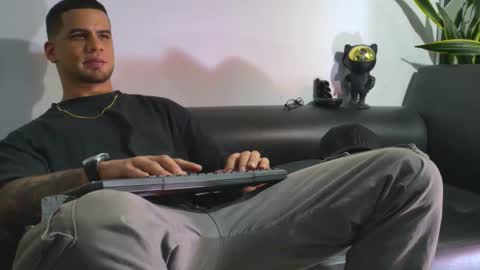 Nicolas online show from 11/26/25, 03:40