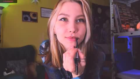 Snapshot of nicole_matt chatting on 10/15/25, 02:44 Nicole online show from 10/15/25, 02:44