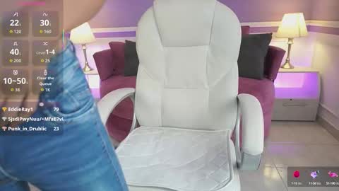 Snapshot of nicolecrawft chatting on 10/03/25, 07:11 Nicole Crawft online show from 10/03/25, 07:11