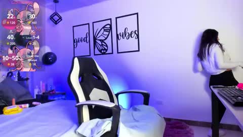 nicolee millerr online show from 10/28/25, 12:09