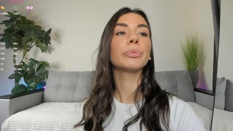 Snapshot of nicoleluuv chatting on 12/02/24, 04:31 Dua Lipa online show from 12/02/24, 04:31