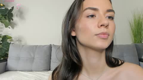 Snapshot of nicoleluuv chatting on 12/19/24, 07:18 Dua Lipa online show from 12/19/24, 07:18