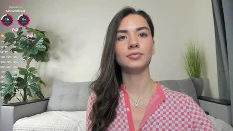 Snapshot of nicoleluuv chatting on 02/05/25, 04:14 Dua Lipa online show from 02/05/25, 04:14