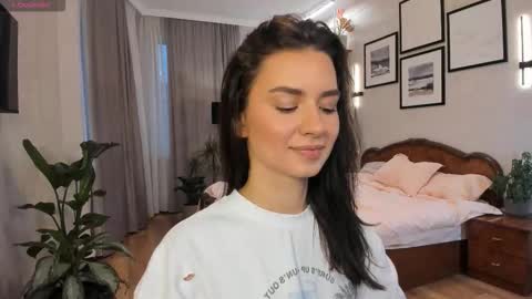 Snapshot of nicoleluuv chatting on 10/24/25, 01:29 Dua Lipa online show from 10/24/25, 01:29