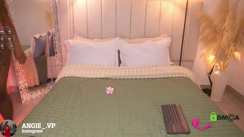 nicoleth18 online show from 04/10/26, 11:37