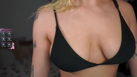 Snapshot of nicolette__shea_ chatting on 12/05/24, 05:17 nicolette__shea_ online show from 12/05/24, 05:17