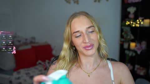 Snapshot of nicolette__shea_ chatting on 12/29/24, 01:49 nicolette__shea_ online show from 12/29/24, 01:49