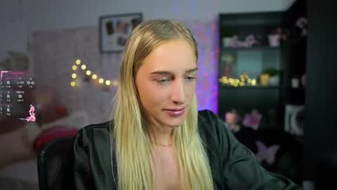 Snapshot of nicolette__shea_ chatting on 02/14/25, 09:03 nicolette__shea_ online show from 02/14/25, 09:03