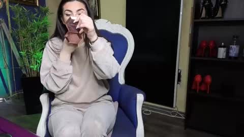 Nicolle online show from 02/18/25, 06:37