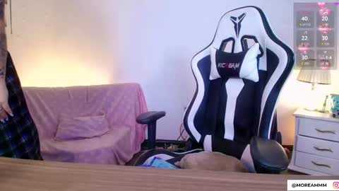 Snapshot of nicolthompsonn chatting on 10/25/25, 01:46 Nicol online show from 10/25/25, 01:46