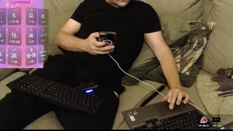 Snapshot of nielsgellen chatting on 10/11/25, 08:51 nielsgellen online show from 10/11/25, 08:51