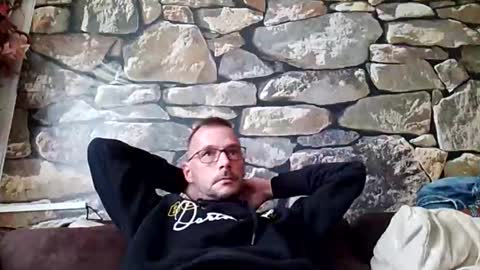 Snapshot of nighthawk28 chatting on 10/01/25, 04:13 MikeVanDyck online show from 10/01/25, 04:13