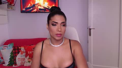 Nicolle Bustamante online show from 12/21/25, 10:11