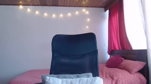 Snapshot of niina_jones chatting on 12/12/24, 02:44 Niina Jones online show from 12/12/24, 02:44