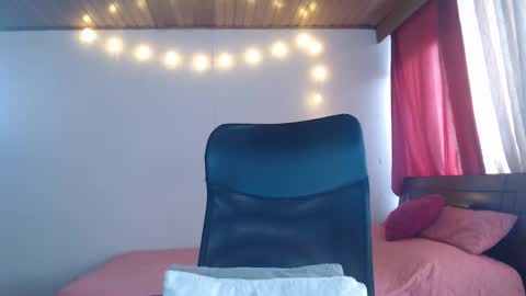 Snapshot of niina_jones chatting on 12/15/24, 09:53 Niina Jones online show from 12/15/24, 09:53