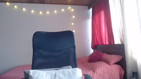 Snapshot of niina_jones chatting on 12/18/24, 04:39 Niina Jones online show from 12/18/24, 04:39