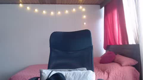 Snapshot of niina_jones chatting on 12/18/24, 07:52 Niina Jones online show from 12/18/24, 07:52