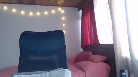 Snapshot of niina_jones chatting on 12/24/24, 08:16 Niina Jones online show from 12/24/24, 08:16